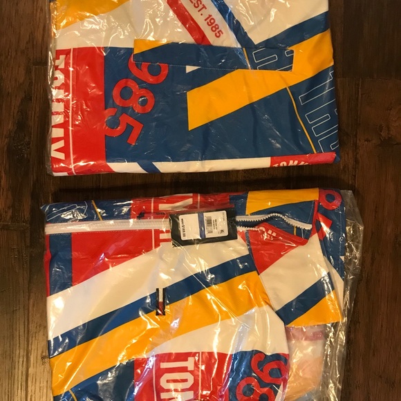NWT Tommy Hilfiger Logo Windbreaker - Picture 4 of 5